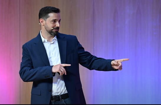 Ponencia sobre arquitectura estratégica de IA en Contact Centers